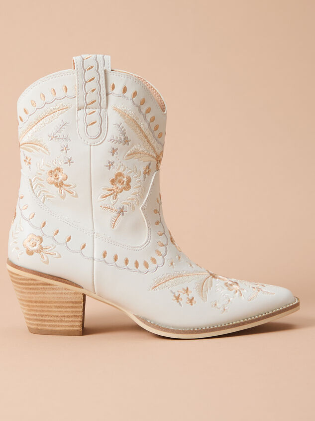 Corral Embroidered Western Booties Detail 3 - TULLABEE